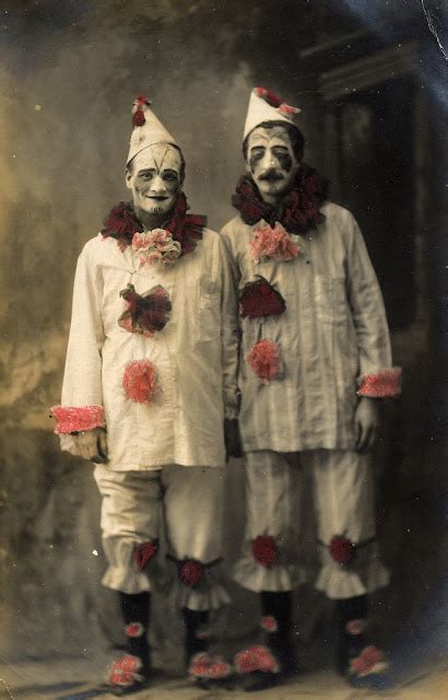 27 Hilarious Vintage Photos Of People Dressed In Pierrot