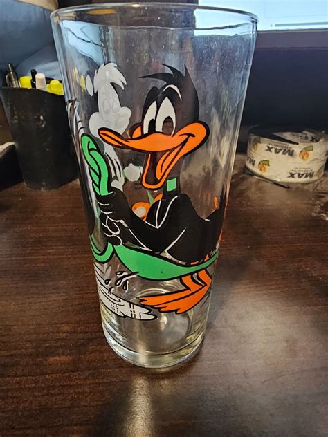 Vintage 1976 Pepsi Collector Series Daffy Duck And Pepe Le Pew Glass