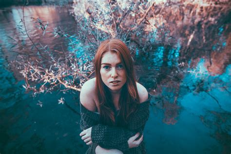 wallpaper face redhead blue underwater freckles flower girl