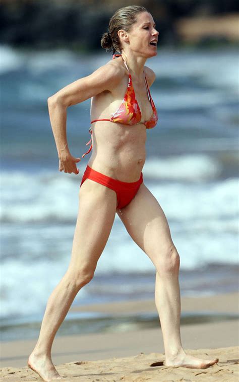 julie bowen tits slip and posing nude and in bikini on beach pichunter
