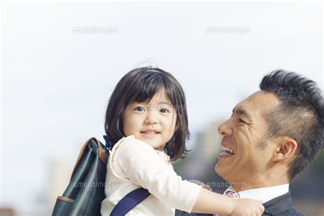 日本人の父と娘[10272005268]｜ 写真素材・ストックフォト・画像・イラスト素材｜アマナイメージズ