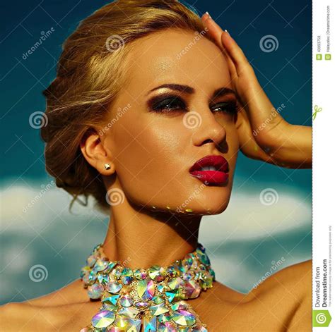 Sexy Stilvolles Blondes Modell Mit Hellem Make Up Im Abendkleid