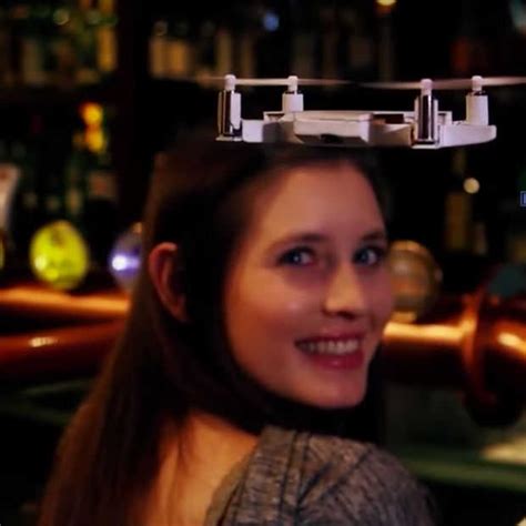 de selfly drone laat je ook selfies maken vanuit elke hoek