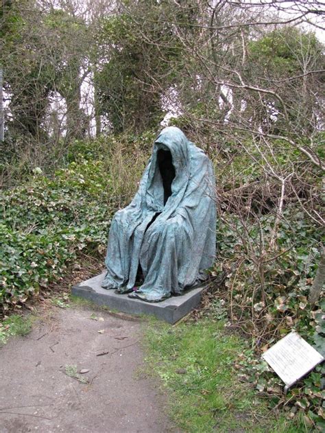 spooky cemetery statue koooooreepy pinterest