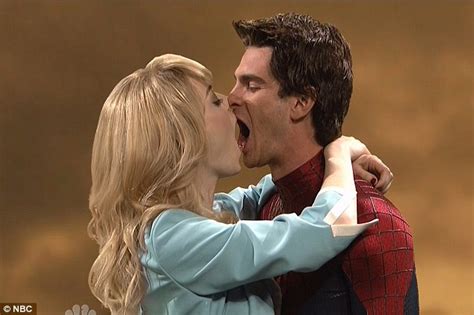 Andrew Garfield And Emma Stone Get Kissing Lesson From