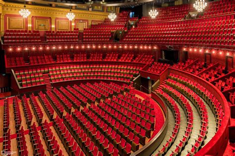 de prachtige zaal van koninklijk theater carre architectuurfotograaf rob van esch