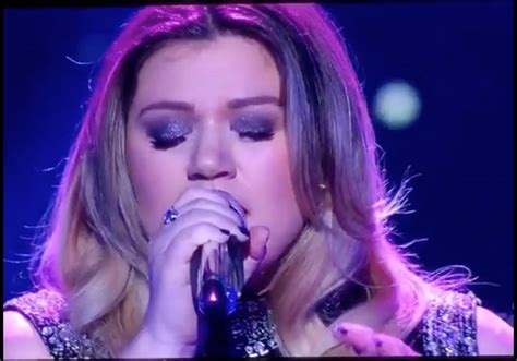 kelly clarkson performs on ‘american idol — emotionally sings ‘piece by piece hollywood life