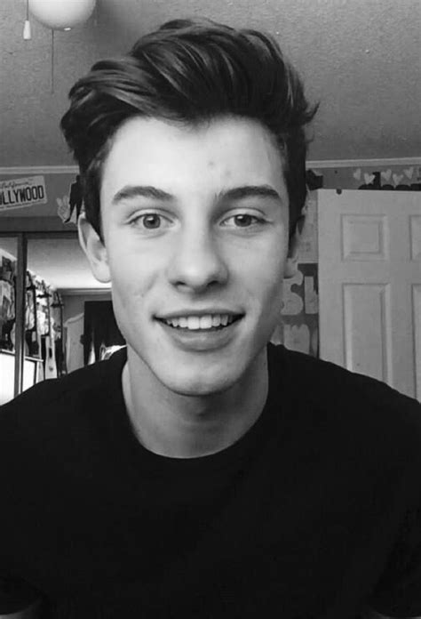 His Lazy Eye Is The Cutest Thing Shawn Mendes Cute Shawn Mendes