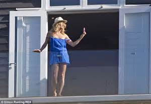 Rachel Hunter Takes A Sexy Selfie On The Balcony Of Her