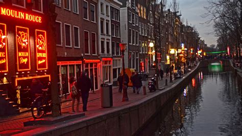 amsterdam il quartiere  luci rosse diventa  centro erotico gq italia