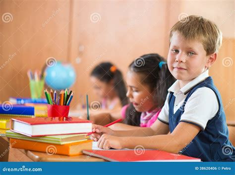 schoolkinderen  klaslokaal op school stock foto image  mooi primair