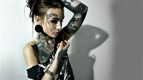 여자의 검은 색과 흰색 꽃 탑 여자 문신 모나미 프로스트 모델 팔을 위로 Hd 배경 화면 Wallpaperbetter