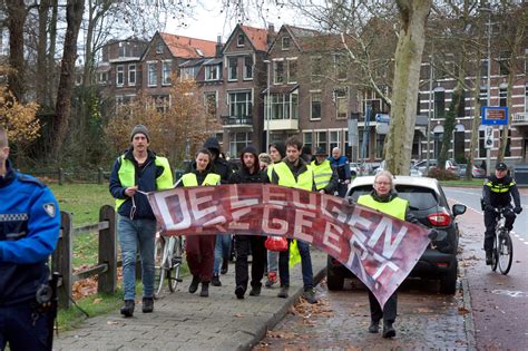 demonstratie gele hesjes  arnhem telt twaalf deelnemers foto gelderlandernl