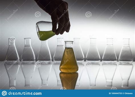 kleurgroengieten  oranje vloeistof  een erlenmeyer van wetenschappelijk laboratoriumglas met
