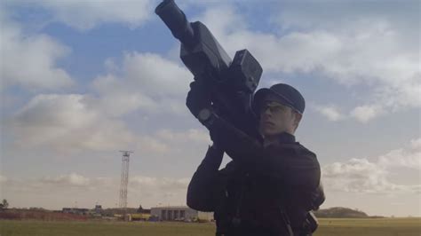 video mira el arma  caza drones espia