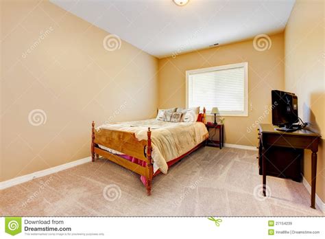 grosses schlafzimmer mit gelben waenden und beige teppich lizenzfreie