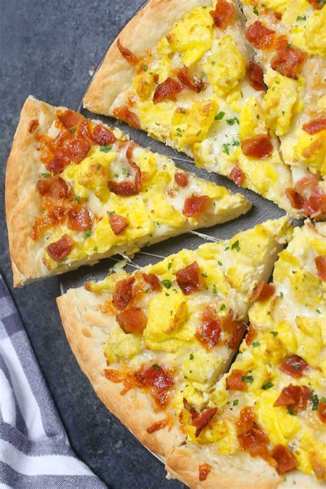 breakfast pizza {bacon eggs and cheese} tipbuzz
