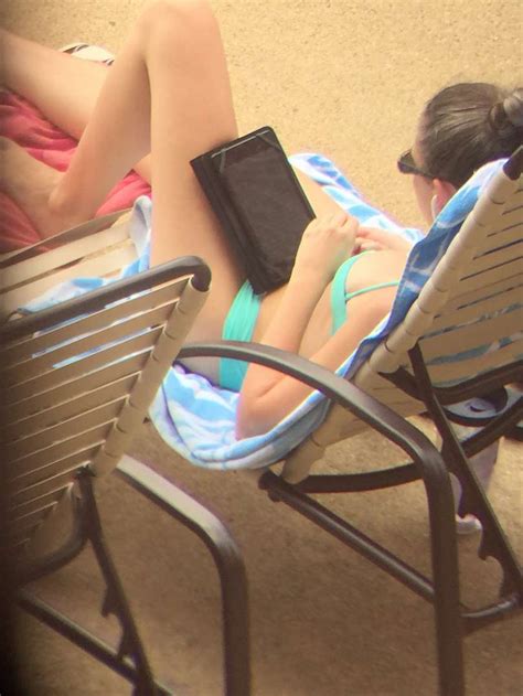 un voyeur en vacances photographie une coquine à gros seins en bikini