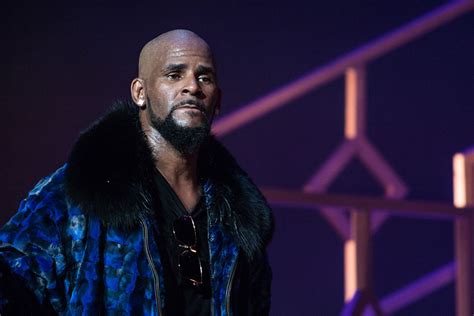 r kelly arrested on federal sex crime charges