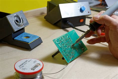 soldering helping hands   circuit board holders