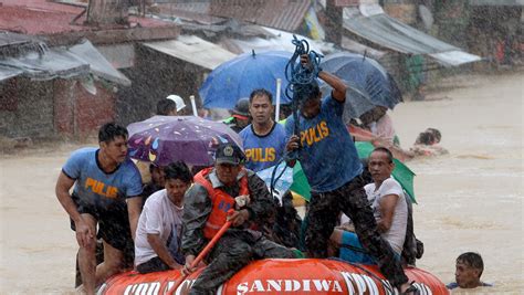 floods shut down philippine capital 3 killed