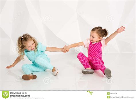 twee kleine meisjes in de identieke overall van