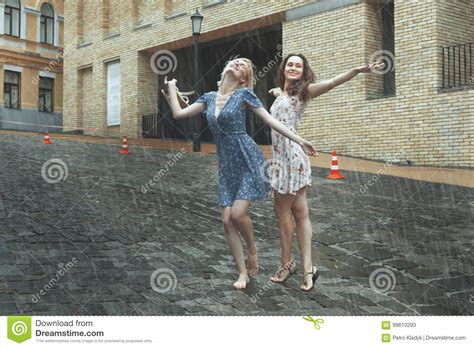 De Vrouwen Zijn Gelukkig Met De Regen Stock Afbeelding Afbeelding