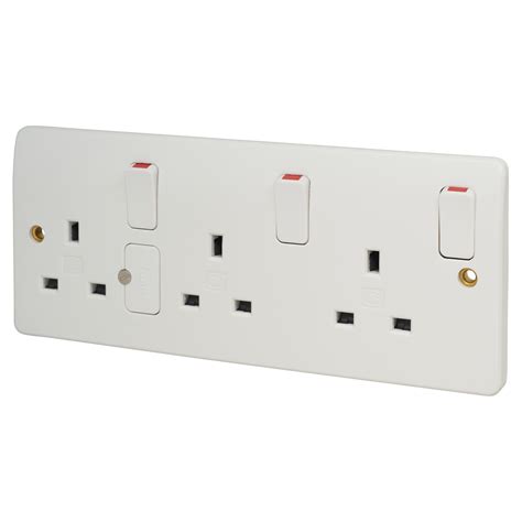 mk logic   moulded  gang double pole switched socket  dual