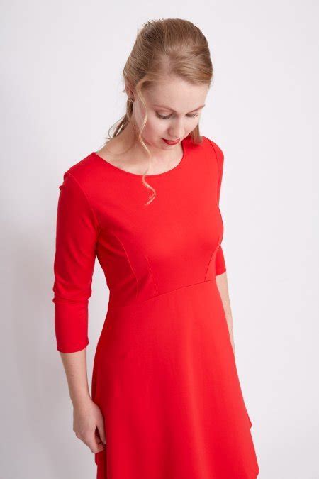 rode jurk met  mode en stijl
