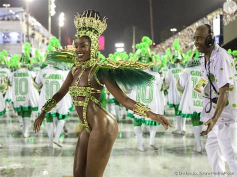 carnaval  iza samba na marques de sapucai na sua estreia como rainha de bateria da