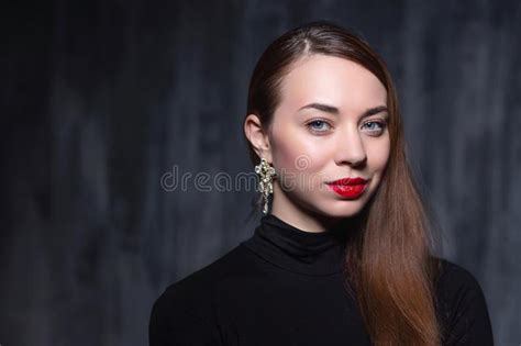 Portret Van Een Jonge Mooie Vrouw Stock Foto Image Of Kaukasisch