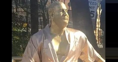 Кастинг на диване в Голливуде установили статую Харви Вайнштейна в