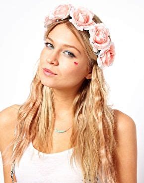 bild  von asos haarband mit rosenblueten haarkranz haar styling sommerfrisuren