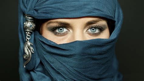 Un Moro Agrede Y Amenaza A Una Mujer Marroquí Por No Ponerse El Velo Y