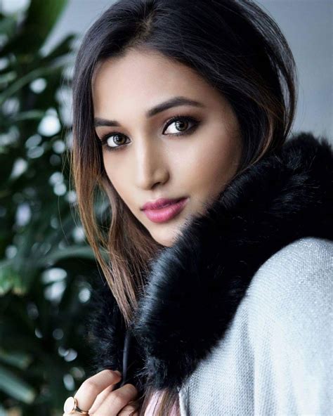 srinidhi shetty biography height life story super stars bio