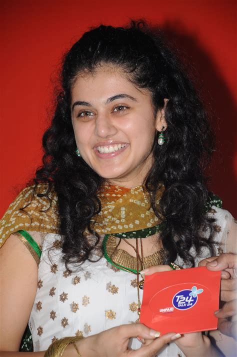 high quality bollywood celebrity pictures cute girl tapsee pannu with her beautiful smile