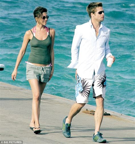 Jennifer Aniston Walking On The Beach Naked Nude Gallery
