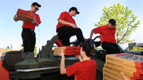 Pizza Hut To Hire 3 000 New Delivery Drivers Every Month For The Rest