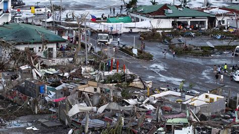 philippines sifting  horror  typhoon haiyan