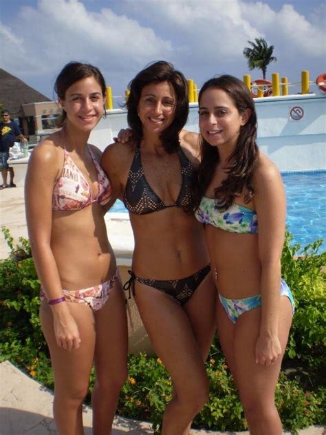 Sexy Mom And Two Daughters At The Beach Rundstav