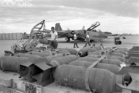 Da Nang 1967 Us Troops Check Weapons Stocks At Da Nang A