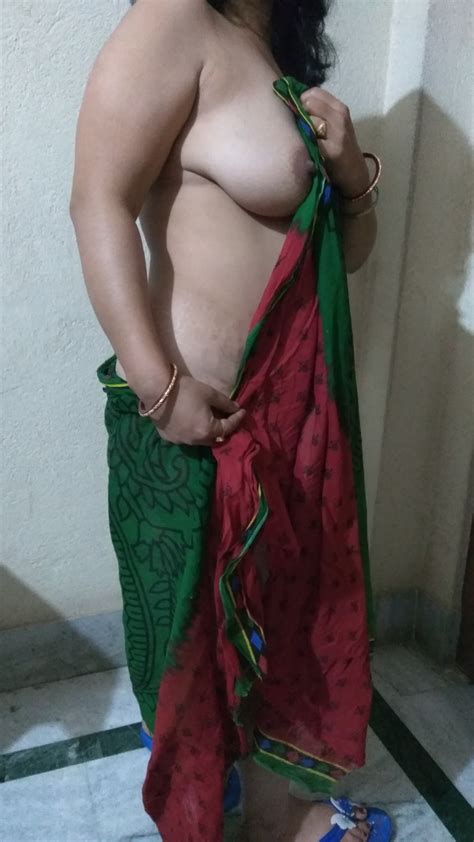 nude south village aunty wearing saree blouse selfie