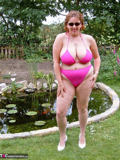curvyclaire pink bikini pictures