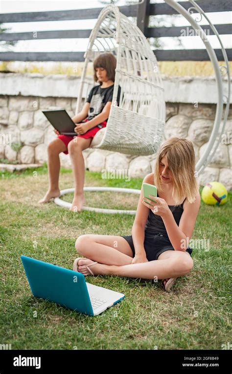 social alienation  teenagers  children  laptop