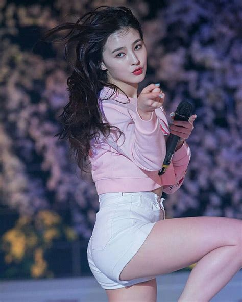 netizens discuss the curvy figure of this beautiful idol