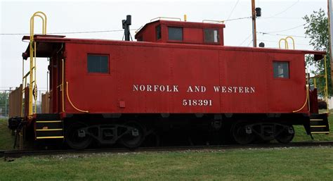 caboose    cabooses sits   mcdonald flickr