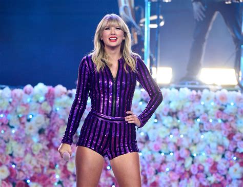 Taylor Swift Releases ‘lover’ The Old Fashioned Way The New York Times