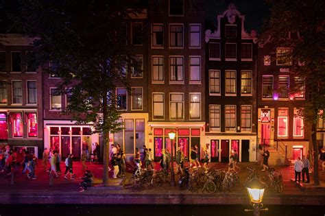 amsterdam s plea to tourists visit but please behave yourselves the