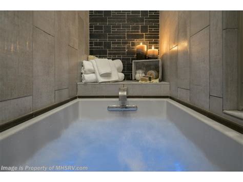 2019 Foretravel Realm Fs6 Luxury Villa Spa 2 Baths W Massaging Tub Rv