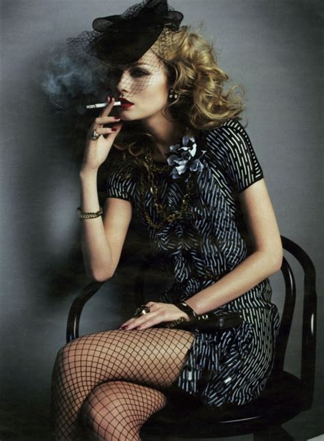 Фото Гламурная девушка в шляпке курит сигарету